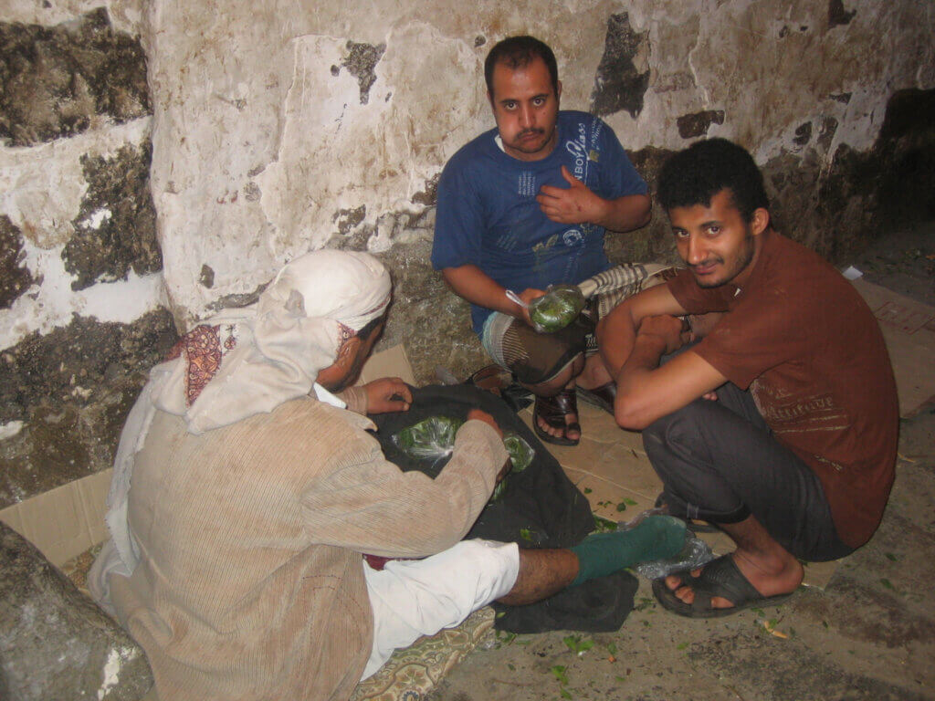 hommes accroupis achat feuilles de qat