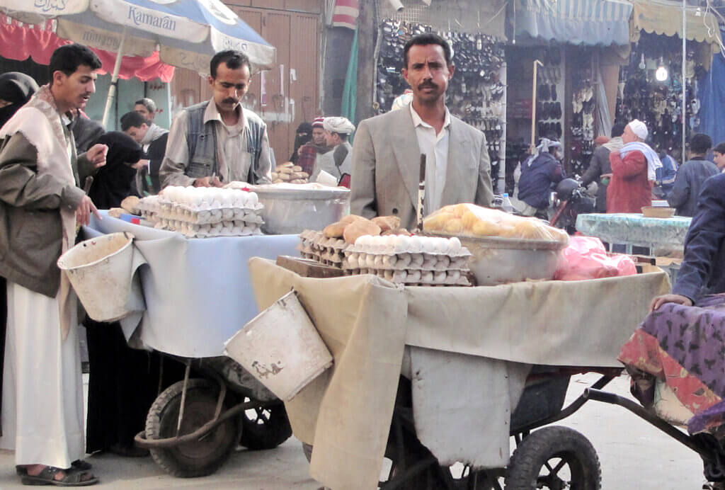 MARCHANDS AMBULANTS SANAA YEMEN QAT MASTICATION JOUE GONFLÉE